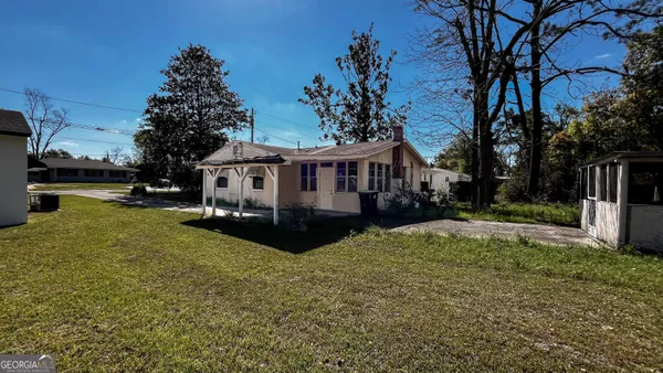 a view of a house with a yard