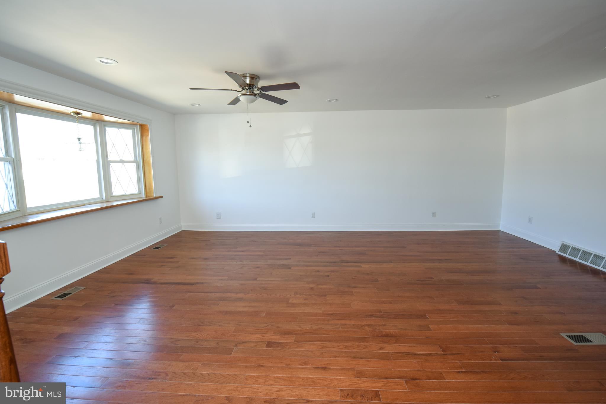 11933 Farwell Road Philadelphia, PA 19154 - Photo 3 of 22 Gallery Image 3