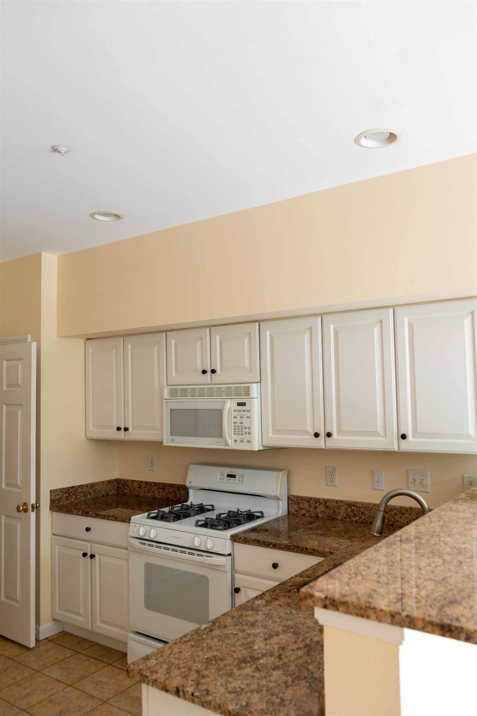 27 Reed Drive, Unit 27 Bedford, NH 03110 - Photo 6 of 24