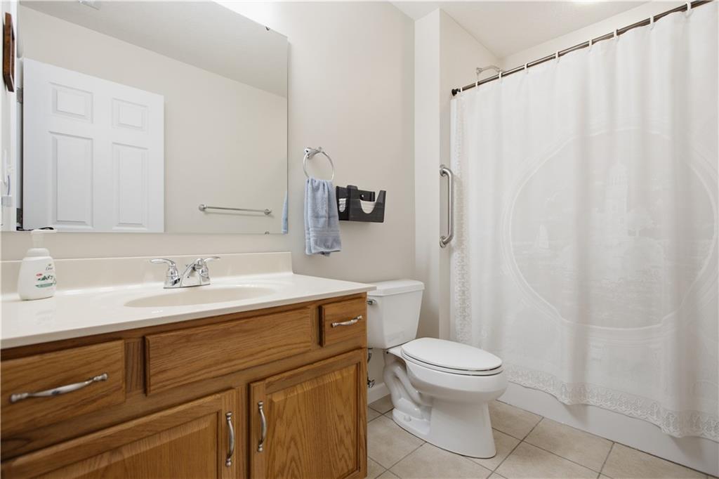 1 Coraopolis Road, Unit 200 Coraopolis, PA 15108 - Photo 20 of 25 Hall bath