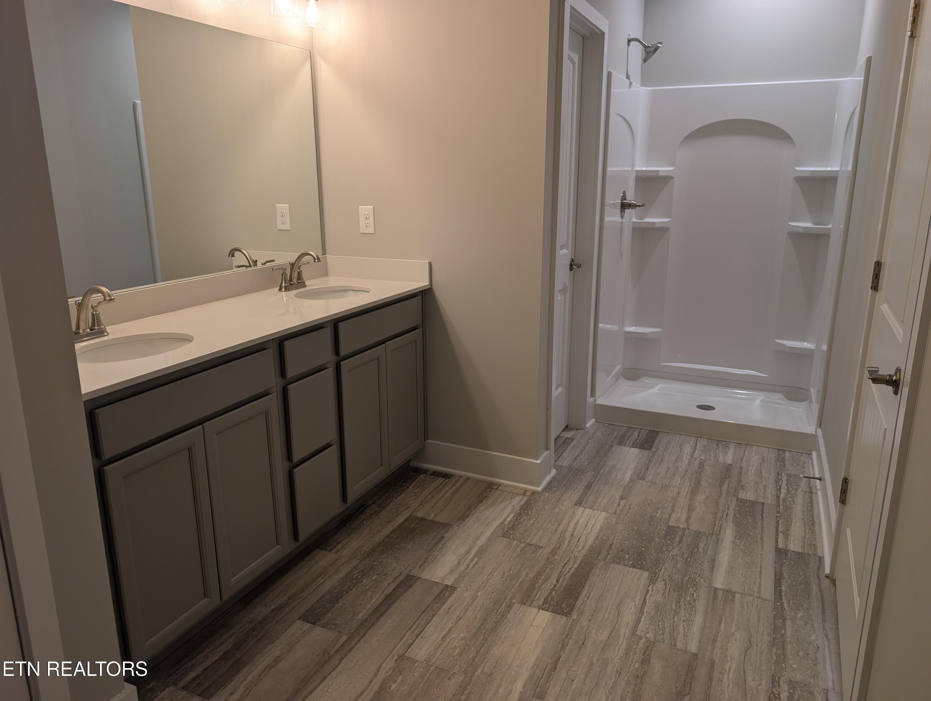 121 Greenberry Road, Unit LOT 64B Oak Ridge, TN 37830 - Photo 6 of 47 Primary bath
