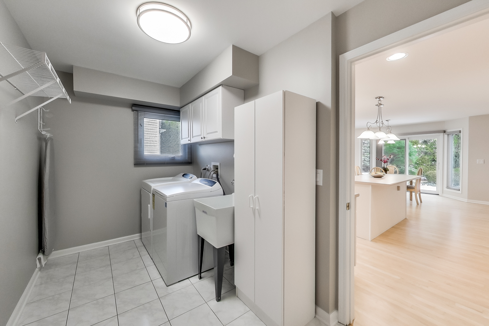 790 Edgemere Road Buffalo Grove, IL 60089 - Photo 18 of 42 a kitchen with a refrigerator and a sink