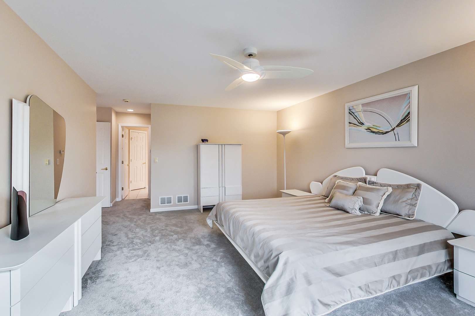 790 Edgemere Road Buffalo Grove, IL 60089 - Photo 21 of 42 a bedroom with a bed and a large mirror