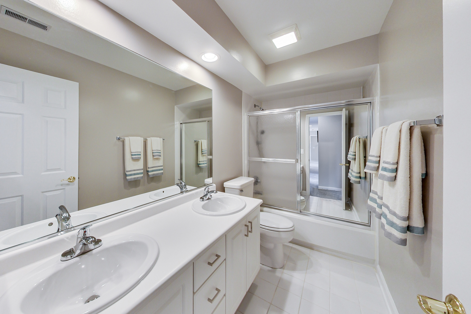 790 Edgemere Road Buffalo Grove, IL 60089 - Photo 28 of 42 a bathroom with a double vanity sink toilet mirror and bathtub