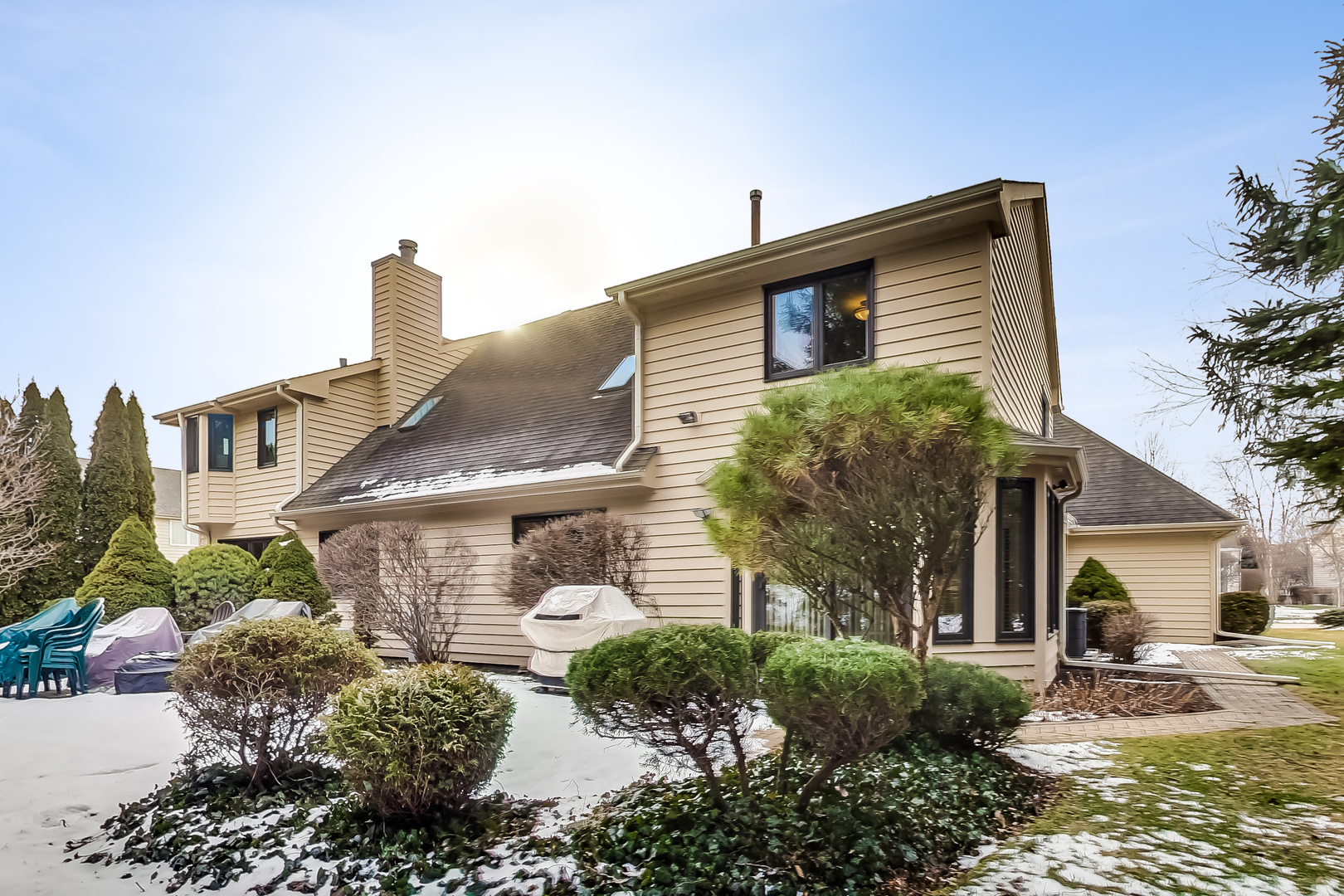 790 Edgemere Road Buffalo Grove, IL 60089 - Photo 37 of 42 a front view of a house with garden