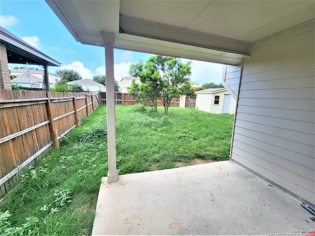 a view of a back yard