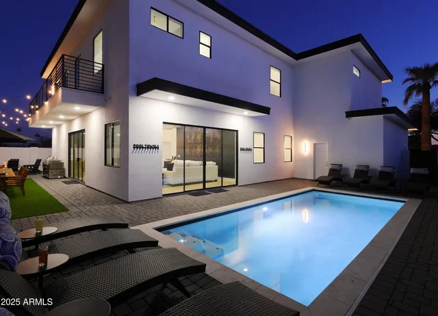 a view of a living room with kitchen island and furniture
