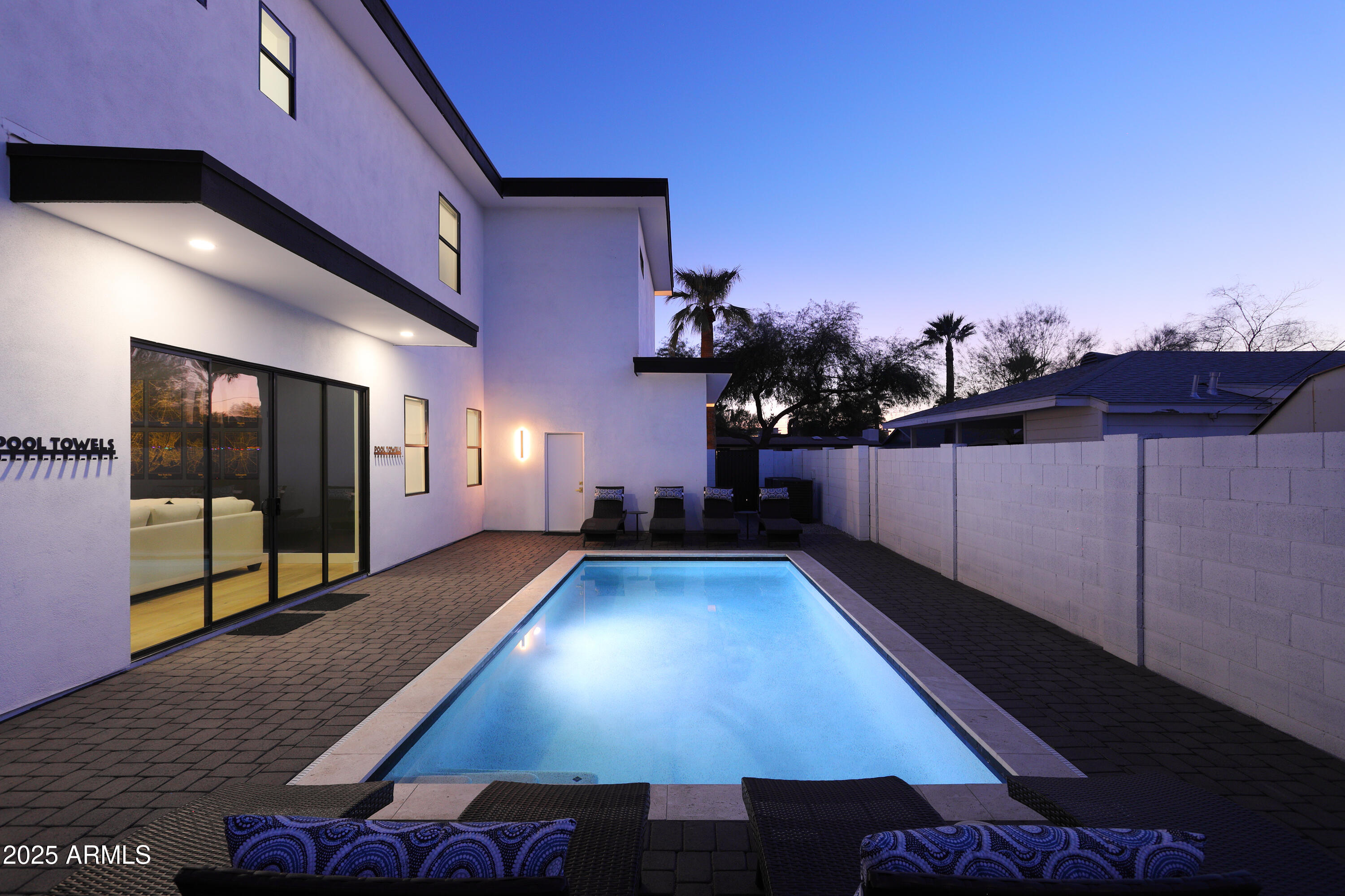 7520 East Highland Avenue Scottsdale, AZ 85251 - Photo 47 of 52 a view of a balcony with chair and table