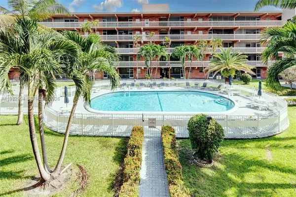 $2,300 | 180 Northeast 12th Avenue, Unit 10E, Hallandale Beach, FL 33009