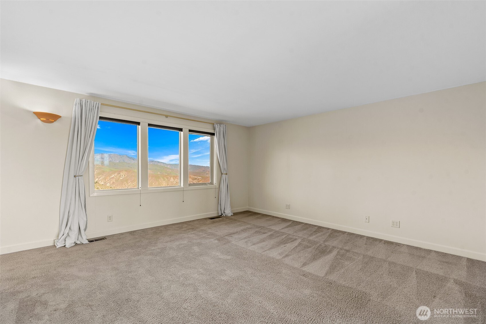 500 Connery Road Wenatchee, WA 98801 - Photo 19 of 39 an empty room with a window