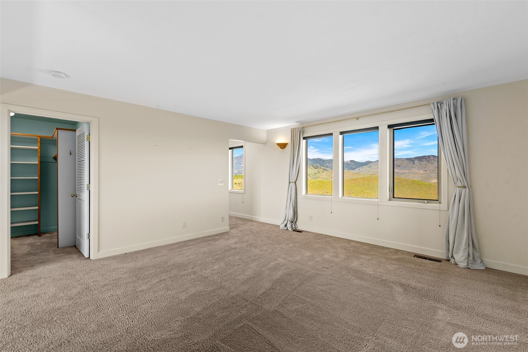 500 Connery Road Wenatchee, WA 98801 - Photo 20 of 39 an empty room with a window