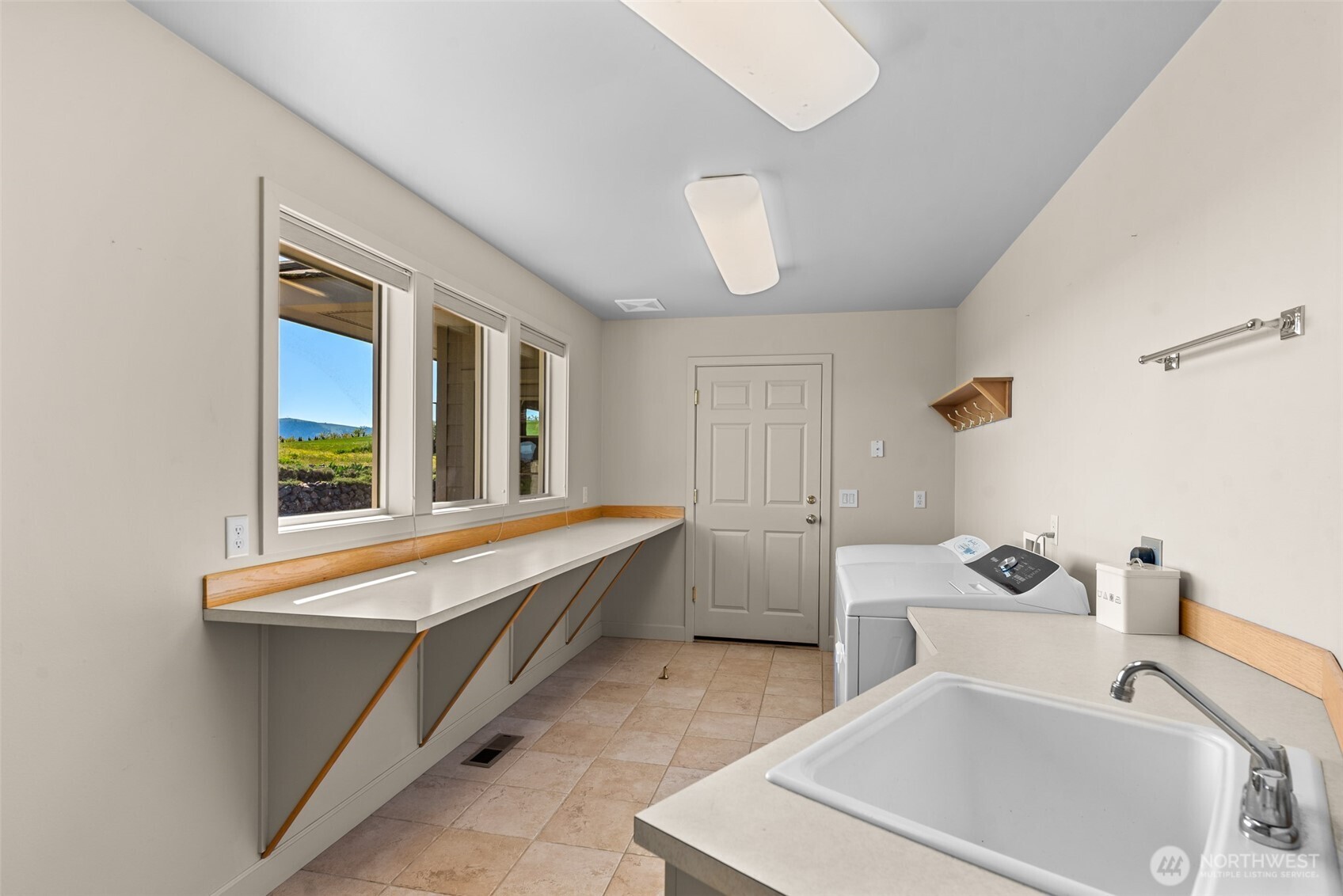 500 Connery Road Wenatchee, WA 98801 - Photo 25 of 39 a bathroom with a sink and a bathtub