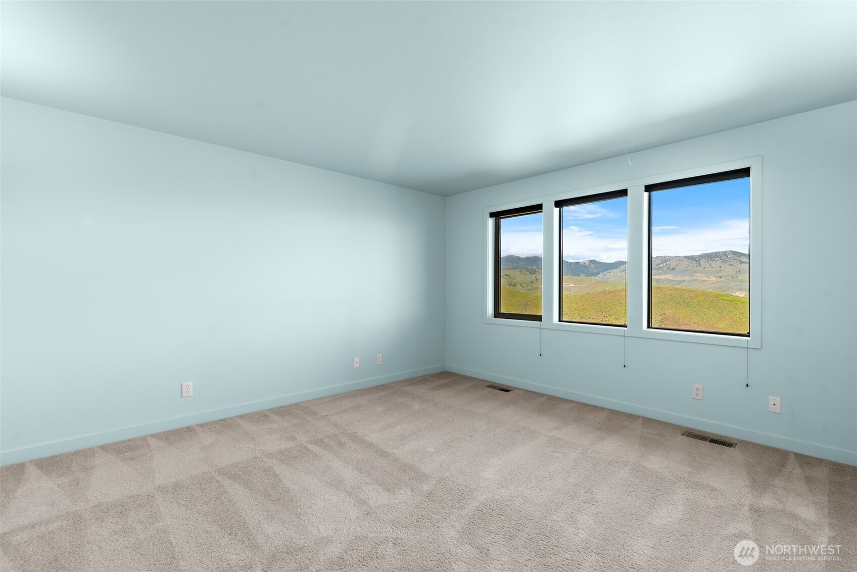 500 Connery Road Wenatchee, WA 98801 - Photo 27 of 39 an empty room with windows