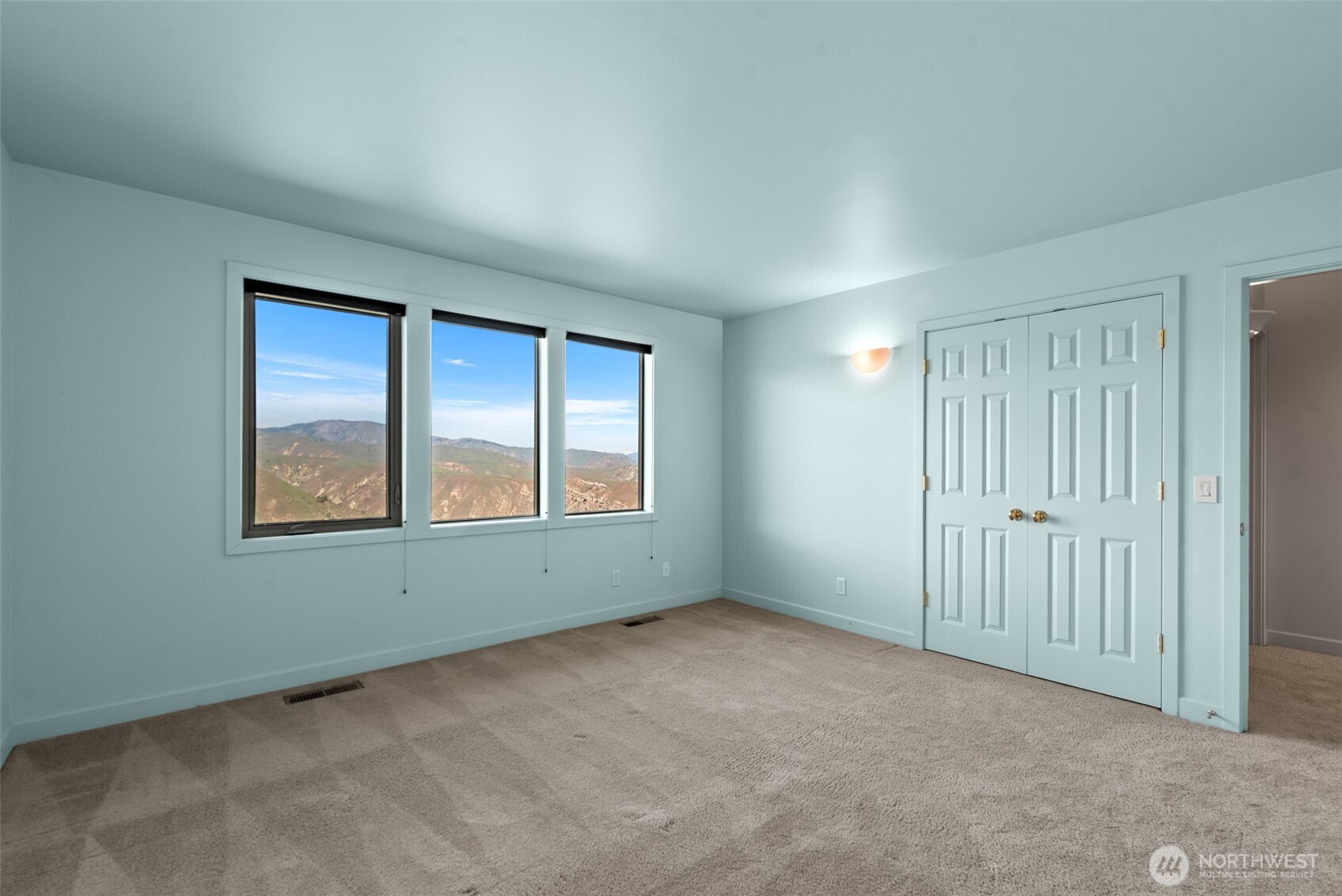 500 Connery Road Wenatchee, WA 98801 - Photo 28 of 39 an empty room with a window