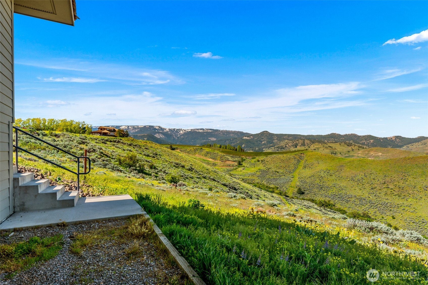 500 Connery Road Wenatchee, WA 98801 - Photo 35 of 39 a view of an ocean from a mountain