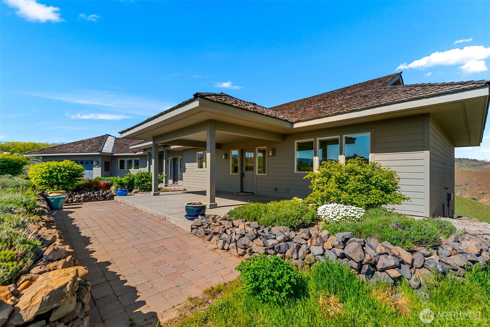 500 Connery Road Wenatchee, WA 98801 - Photo 37 of 39 a front view of a house with garden