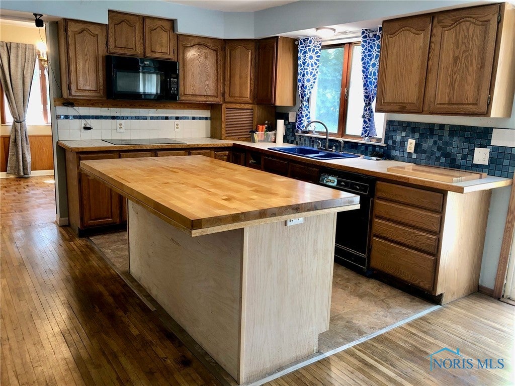 3902 South Dischinger Road Elmore, OH 43416 - Photo 15 of 42 Kitchen - View 2 with microwave