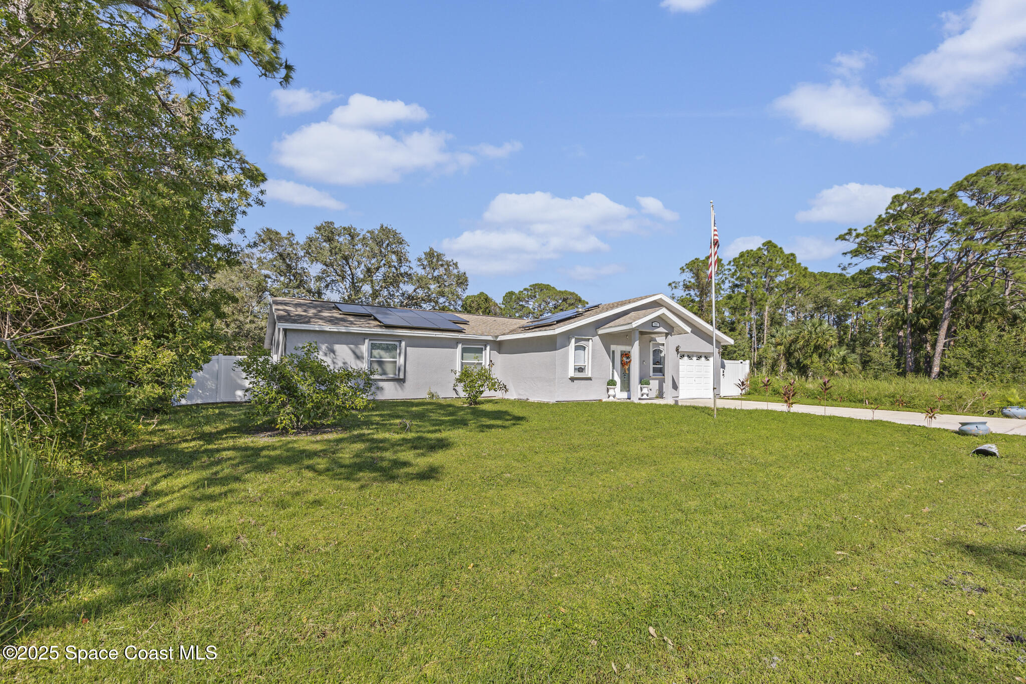 797 Tooley Road Southwest Palm Bay, FL 32908 - Photo 5 of 38 a front view of a house with a garden