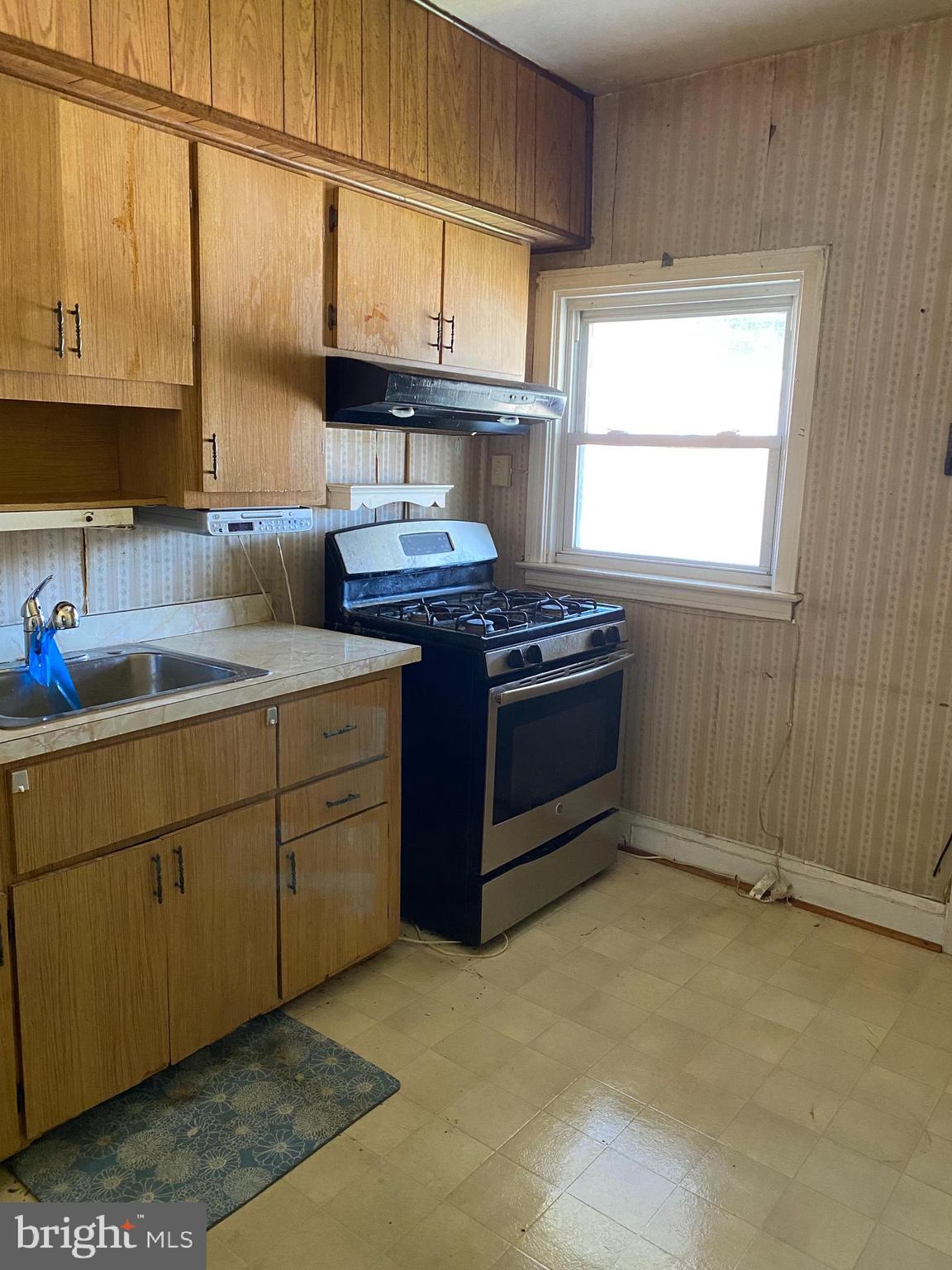 3902 Woodridge Road Baltimore, MD 21229 - Photo 3 of 14