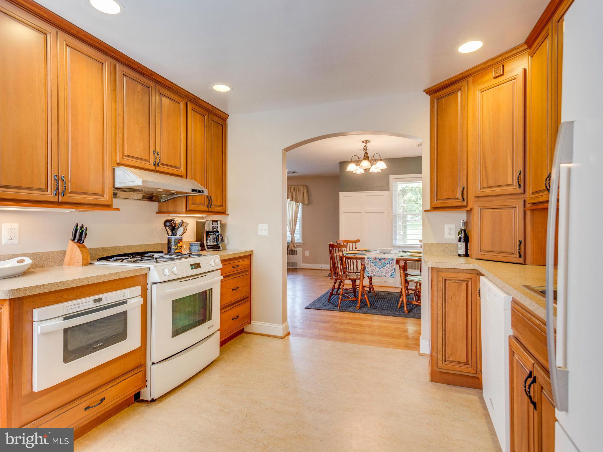 9207 Mathis Avenue Manassas, VA 20110 - Photo 11 of 30 Kitchen