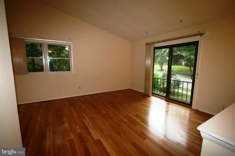 5409 Lightning View Road Columbia, MD 21045 - Photo 7 of 25 Living Room