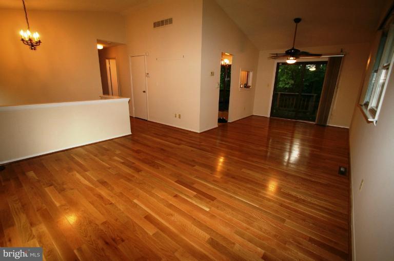5409 Lightning View Road Columbia, MD 21045 - Photo 9 of 25 Living Room