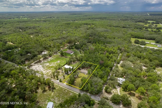 a view of yard with green space