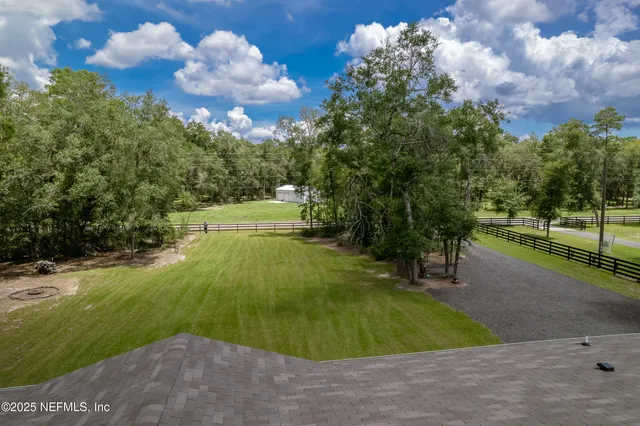 a view of a backyard