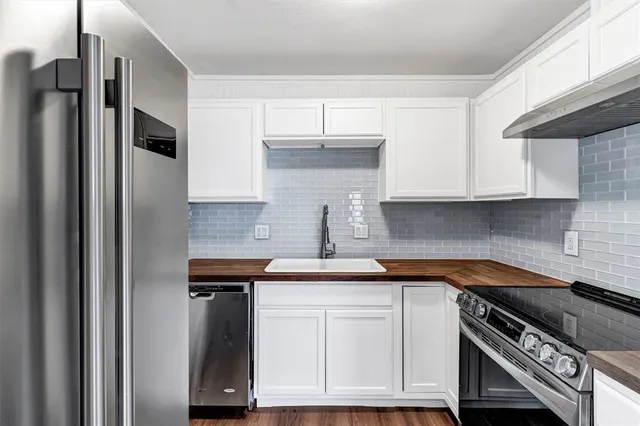 $1,800 | 907 West Bridge Street, Granbury, TX 76048