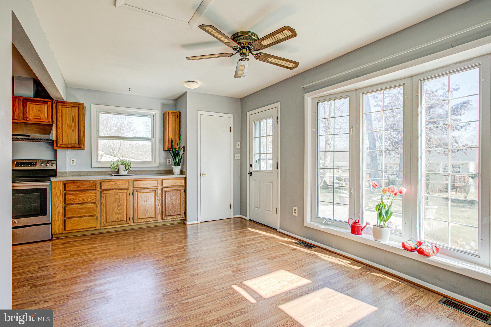 6025 Frontier Drive Springfield, VA 22150 - Photo 27 of 49 Sun / Family Room