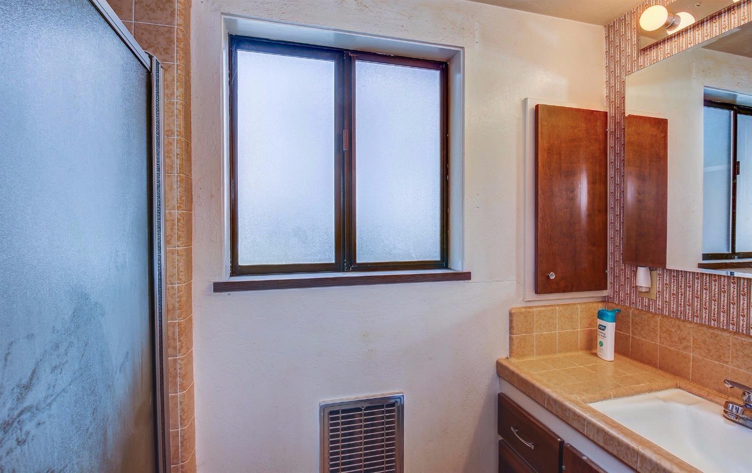 2655 Robertson Bridge Road Grants Pass, OR 97526 - Photo 19 of 31 Main Level Bathroom