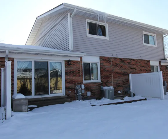 $355,000 | 98 Wiltshire Court, Schaumburg, IL 60193