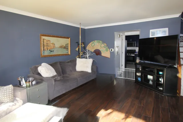 $355,000 | 98 Wiltshire Court, Schaumburg, IL 60193