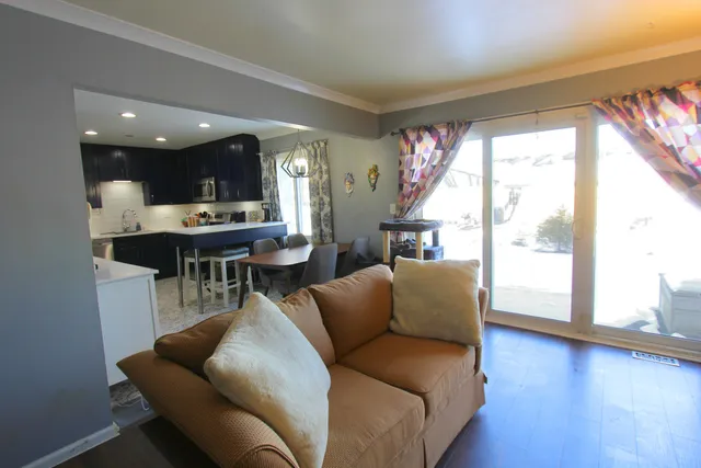 $355,000 | 98 Wiltshire Court, Schaumburg, IL 60193