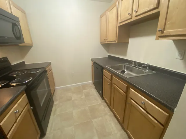 $1,945 | 30 Sentinel Court, Unit L08, Manchester, NH 03103