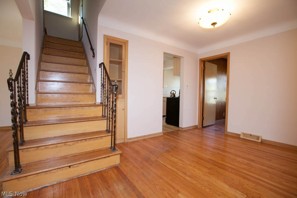 4117 Stonehaven Road Cleveland, OH 44121 - Photo 2 of 34