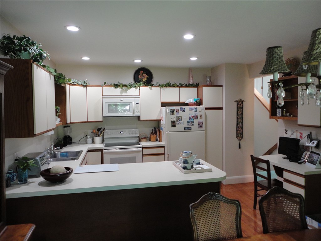196 Old River Road, Unit 212 Lincoln, RI 02865 - Photo 3 of 22 Kitchen