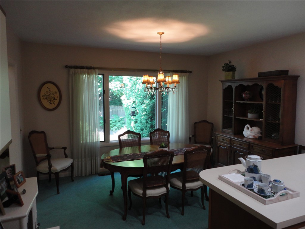 196 Old River Road, Unit 212 Lincoln, RI 02865 - Photo 4 of 22 Dining Room