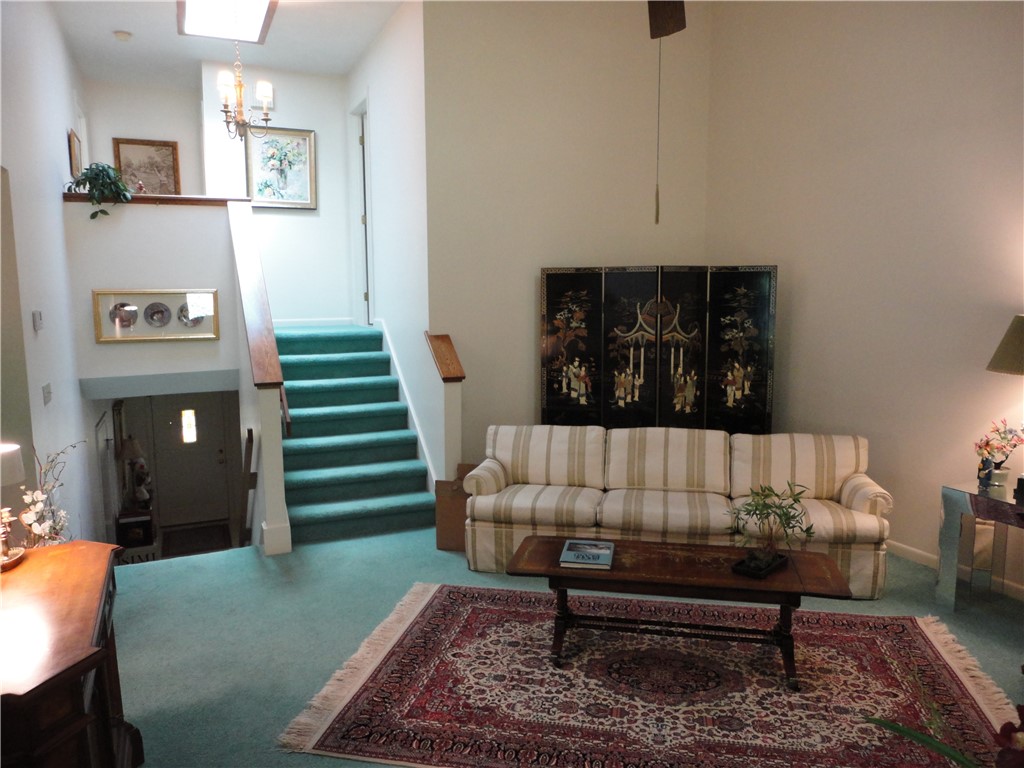 196 Old River Road, Unit 212 Lincoln, RI 02865 - Photo 6 of 22 Living Room
