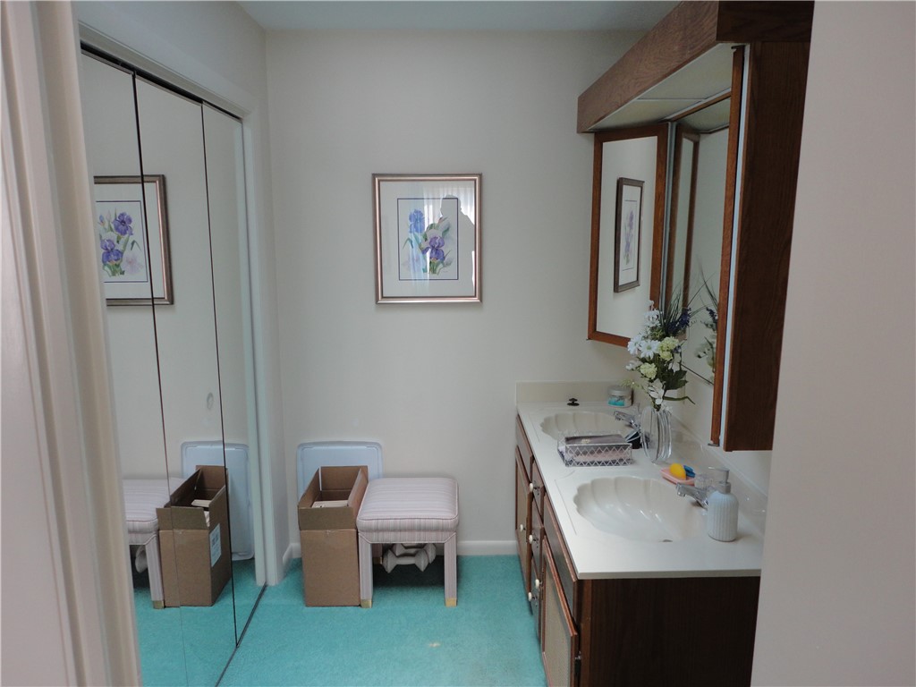 196 Old River Road, Unit 212 Lincoln, RI 02865 - Photo 9 of 22 Primary Bath