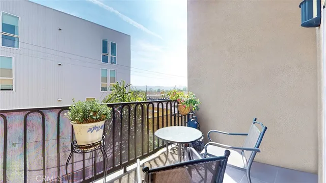 $679,000 | 4821 Bakman Avenue, Unit 405, North Hollywood, CA 91601