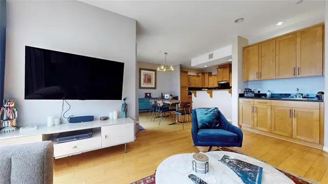 $679,000 | 4821 Bakman Avenue, Unit 405, North Hollywood, CA 91601