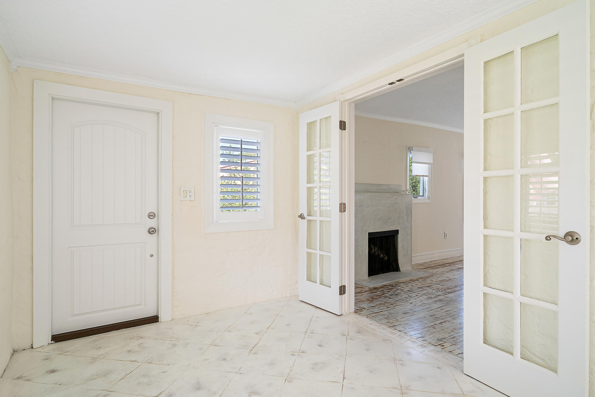 813 Avon Road West Palm Beach, FL 33401 - Photo 4 of 43 an empty room with windows