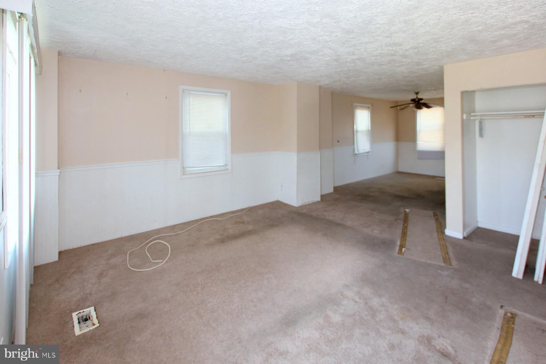 2142 Graythorn Road Baltimore, MD 21220 - Photo 3 of 20 Living room