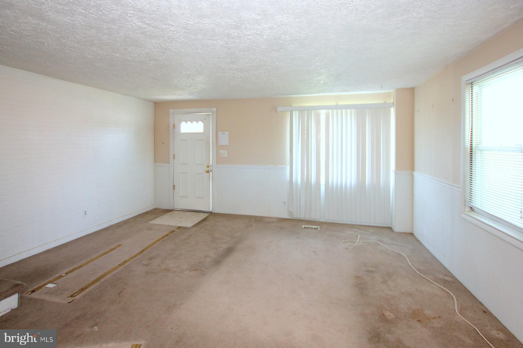 2142 Graythorn Road Baltimore, MD 21220 - Photo 4 of 20 Living room