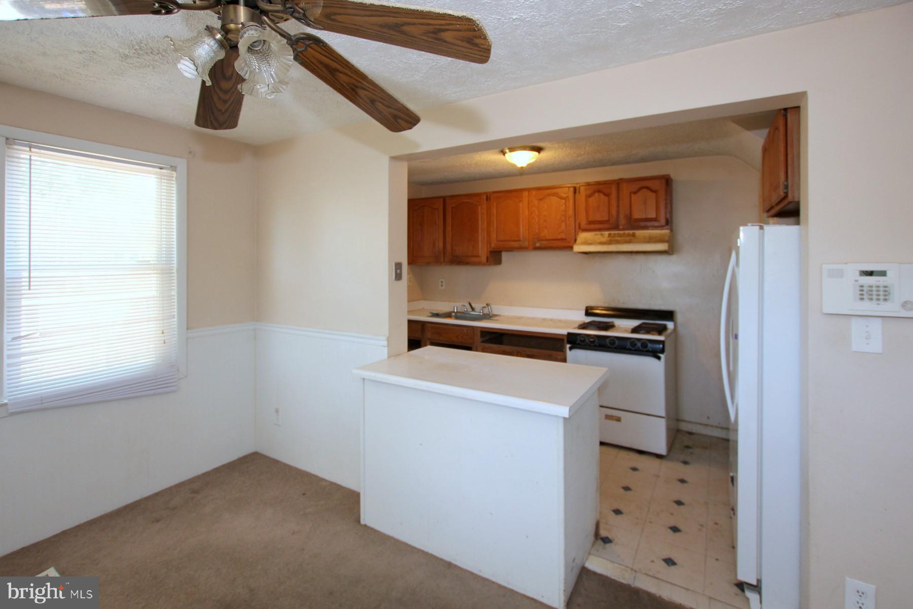 2142 Graythorn Road Baltimore, MD 21220 - Photo 5 of 20 Kitchen/Dining area