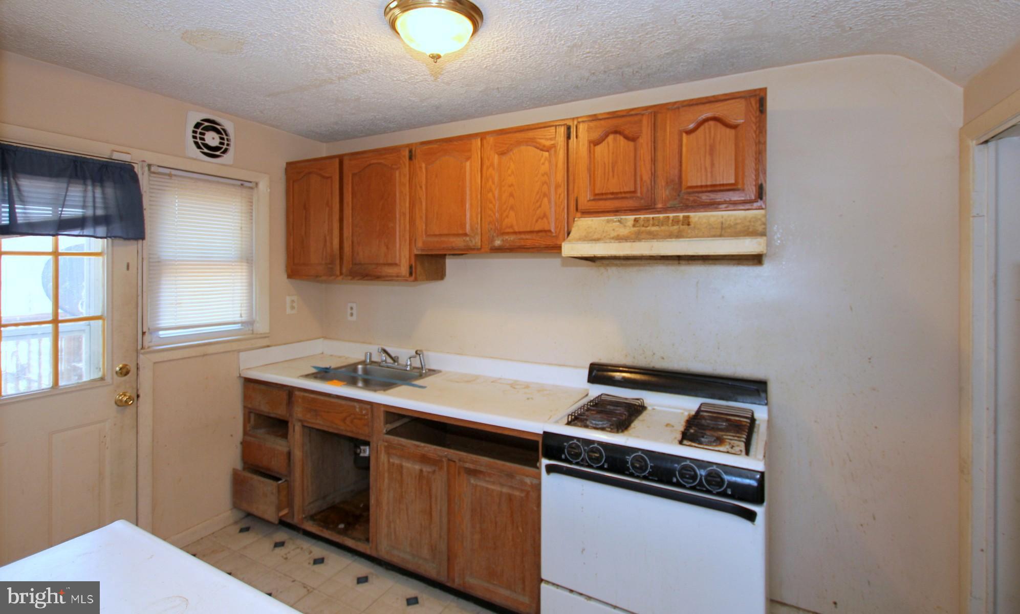 2142 Graythorn Road Baltimore, MD 21220 - Photo 8 of 20 Kitchen