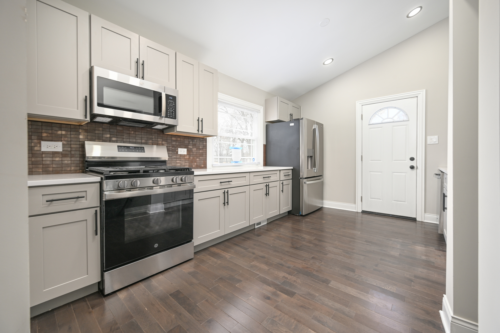 15330 Cherry Lane Markham, IL 60428 - Photo 4 of 24
