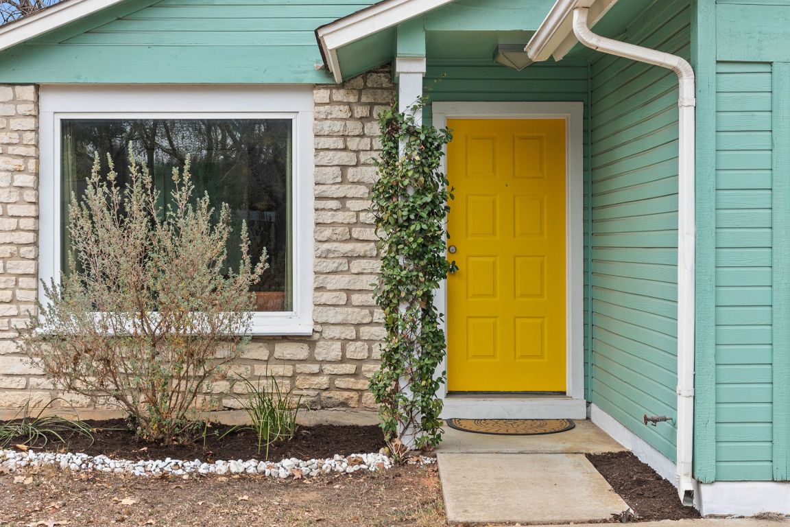 This storybook home brightly greets you and your guests to this tidy and loved home!