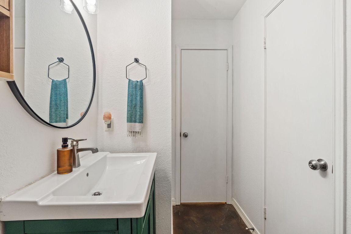 6016 Baton Rouge Drive Austin, TX 78727 - Photo 20 of 29 The bath can be accessed from the hall or the primary bedroom directly.